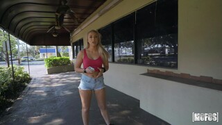 Athletic Babe Gets Stuck in a Tight Spot - the best porn without registration 1PORNO.NET