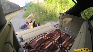 POV Handjob for a Cheerleader in a Car - il miglior porno senza registrazione 1PORNO.NET
