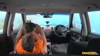 Taxi POV: Handjob from Hot Learner - free porn on 1PORNO.NET