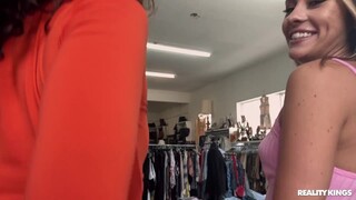 Deepthroat in Public: Knees Weak - the best porn without registration 1PORNO.NET