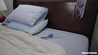 Blonde MILF Plays with Dildo - porno gratuito su 1PORNO.NET