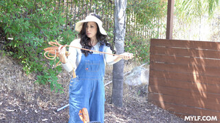 Helping Busty MILF Reagan Foxx in the Yard - free porn on 1PORNO.NET