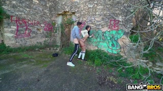 Hot European Brunette Fucked Deep in Public - Anal Action - il miglior porno senza registrazione 1PORNO.NET
