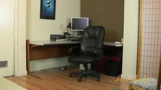 Raylynn fucks herself in the office desk - pornografi terbaik tanpa pendaftaran 1PORNO.NET