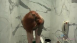 Amateur redhead Emma Evins sucks cock in the bathtub - den bästa pornon utan registrering 1PORNO.NET