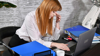 Redhead Scarlett Jones Gets Her Pussy Fucked at Work - the best porn without registration 1PORNO.NET