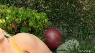 Cali Carter deepthroats stepbro's massive dick outside - el mejor porno sin registro 1PORNO.NET