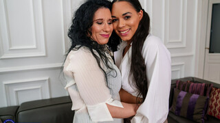 Lesbian Action: Kim Hot and Sofia Siena's Hot Thong and Pussy Play - porno gratis en 1PORNO.NET