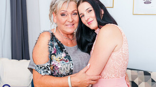 Stepdaughter Suzie Sparkles Enjoys Lesbian Sex with GILF Malinde - the best porn without registration 1PORNO.NET