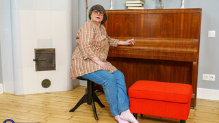 Big Titted Granny Sharon Amore's Home Fuck with Student - the best porn without registration 1PORNO.NET